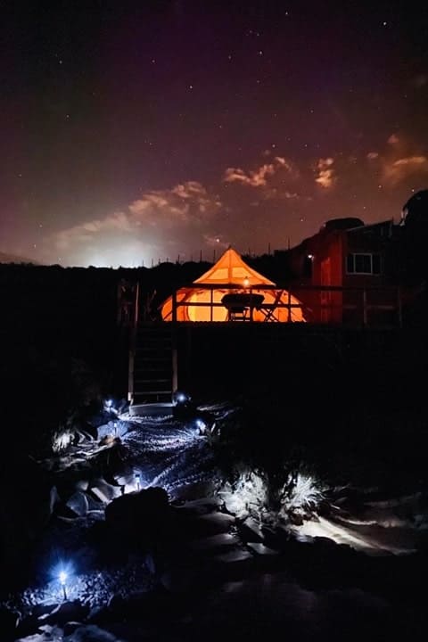carpa de noche con sendero iluminado - Paulo Vallejos-min coquimbo cyberweek